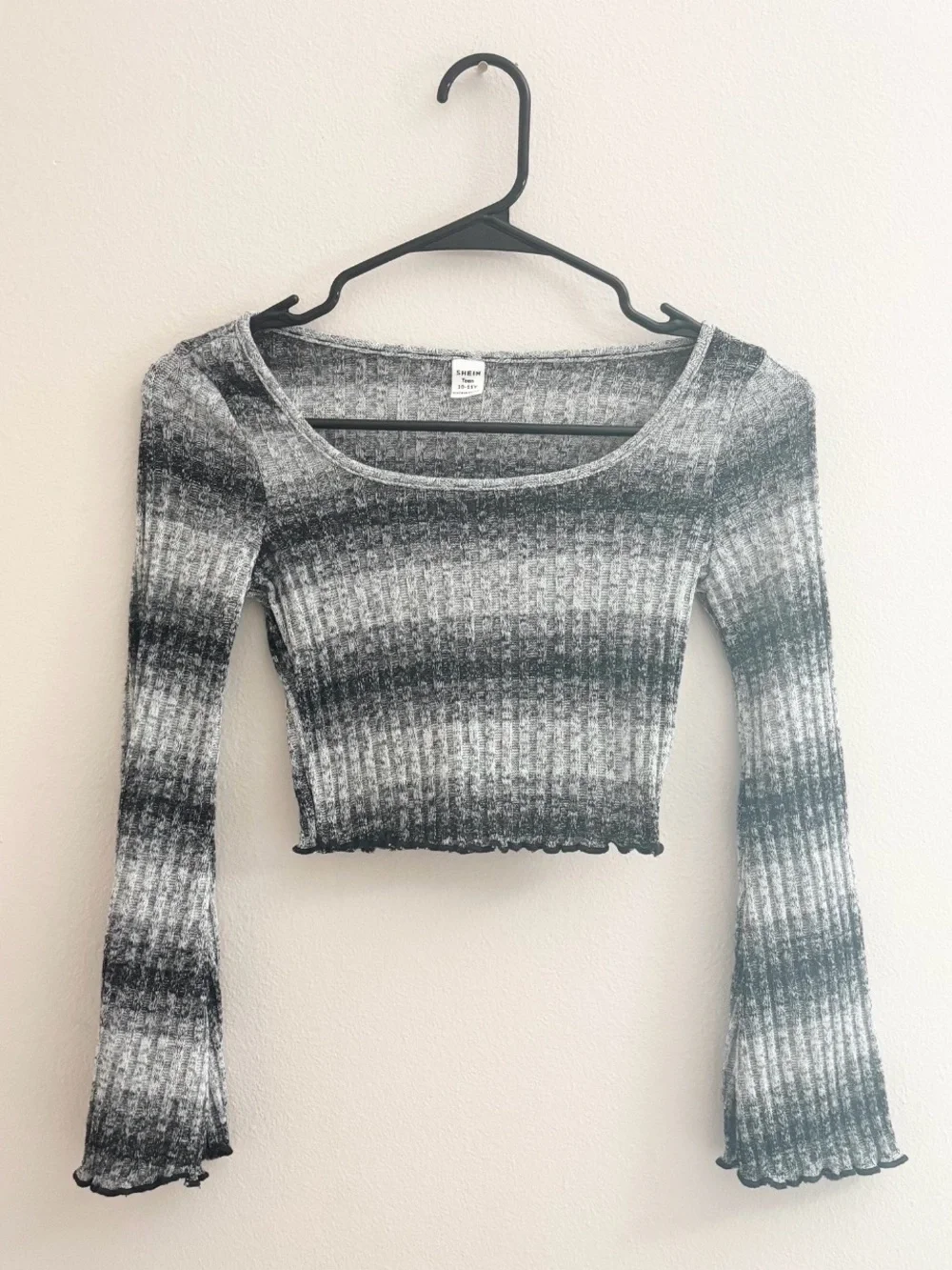5/$15 🩷 SHEIN Black & Gray Striped Ribbed Long Sleeve Cropped Top